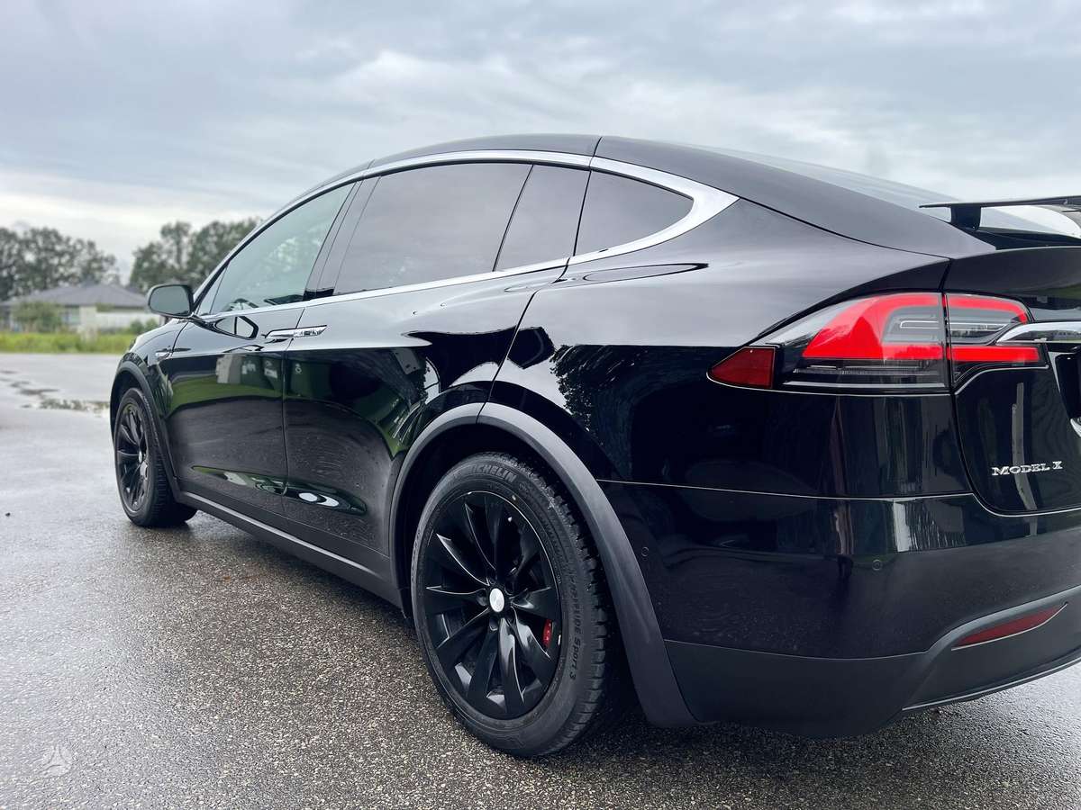 Tesla Model X - 11
