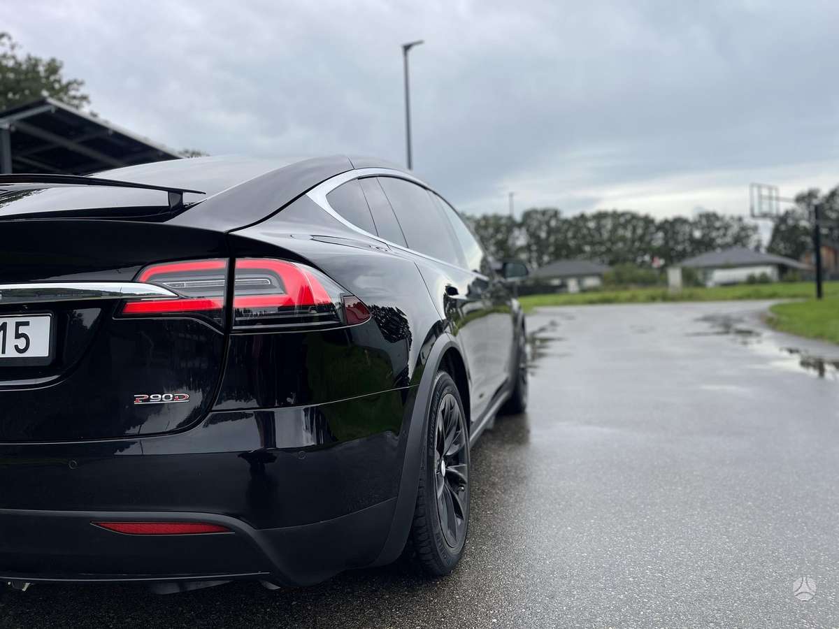 Tesla Model X - 12