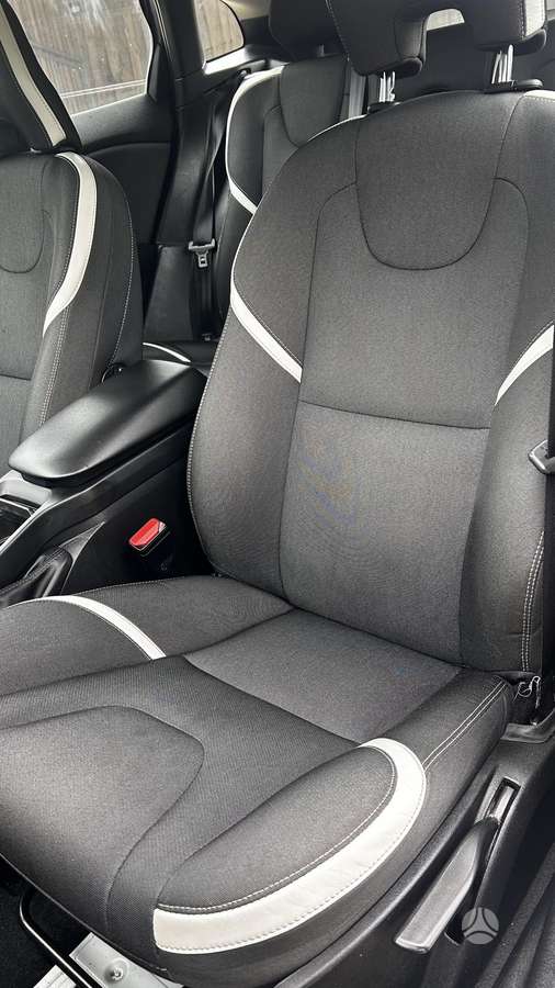 Volvo V40, 1.5 l., hatchback