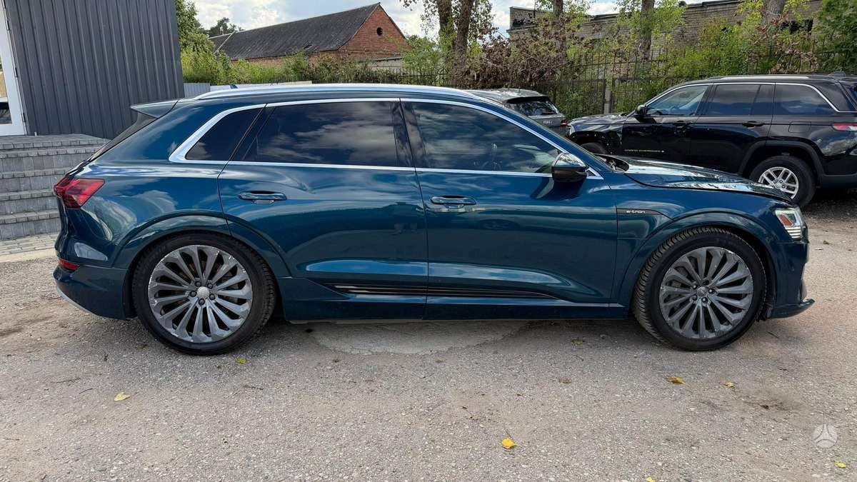 Audi e-tron, 95 kWh, off-road / crossover