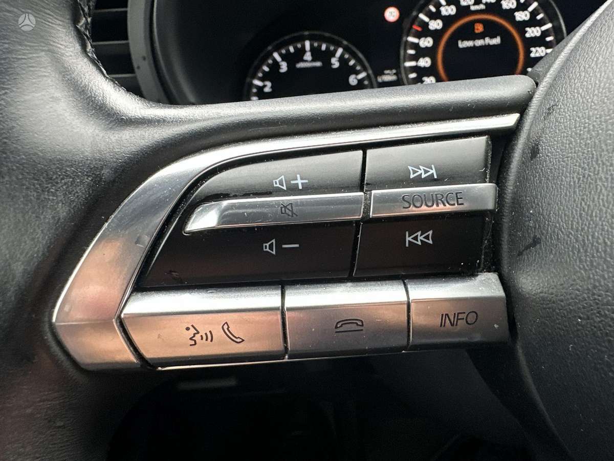 Mazda 3, 2.0 l., off-road / crossover