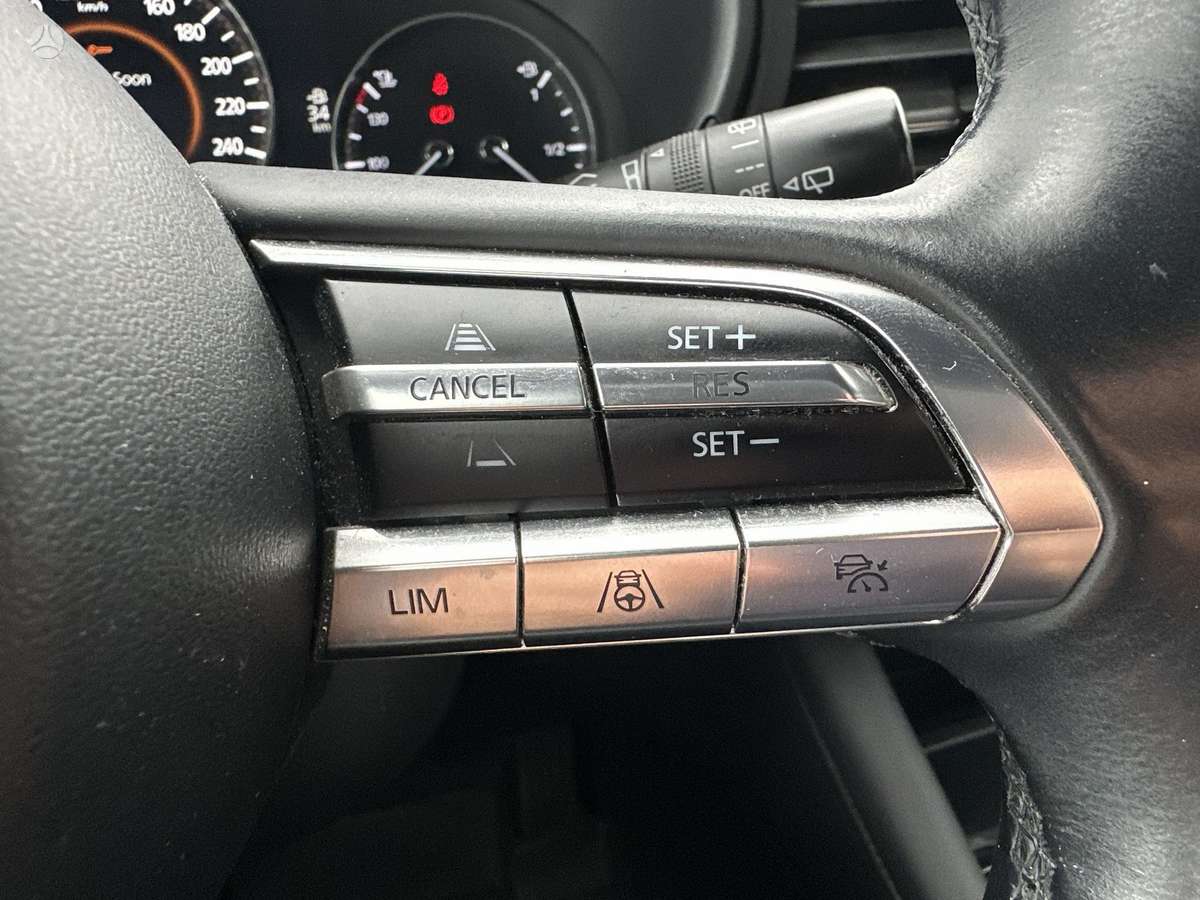 Mazda 3, 2.0 l., off-road / crossover