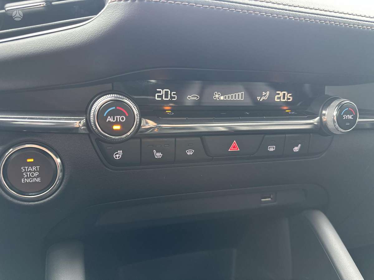 Mazda 3, 2.0 l., off-road / crossover