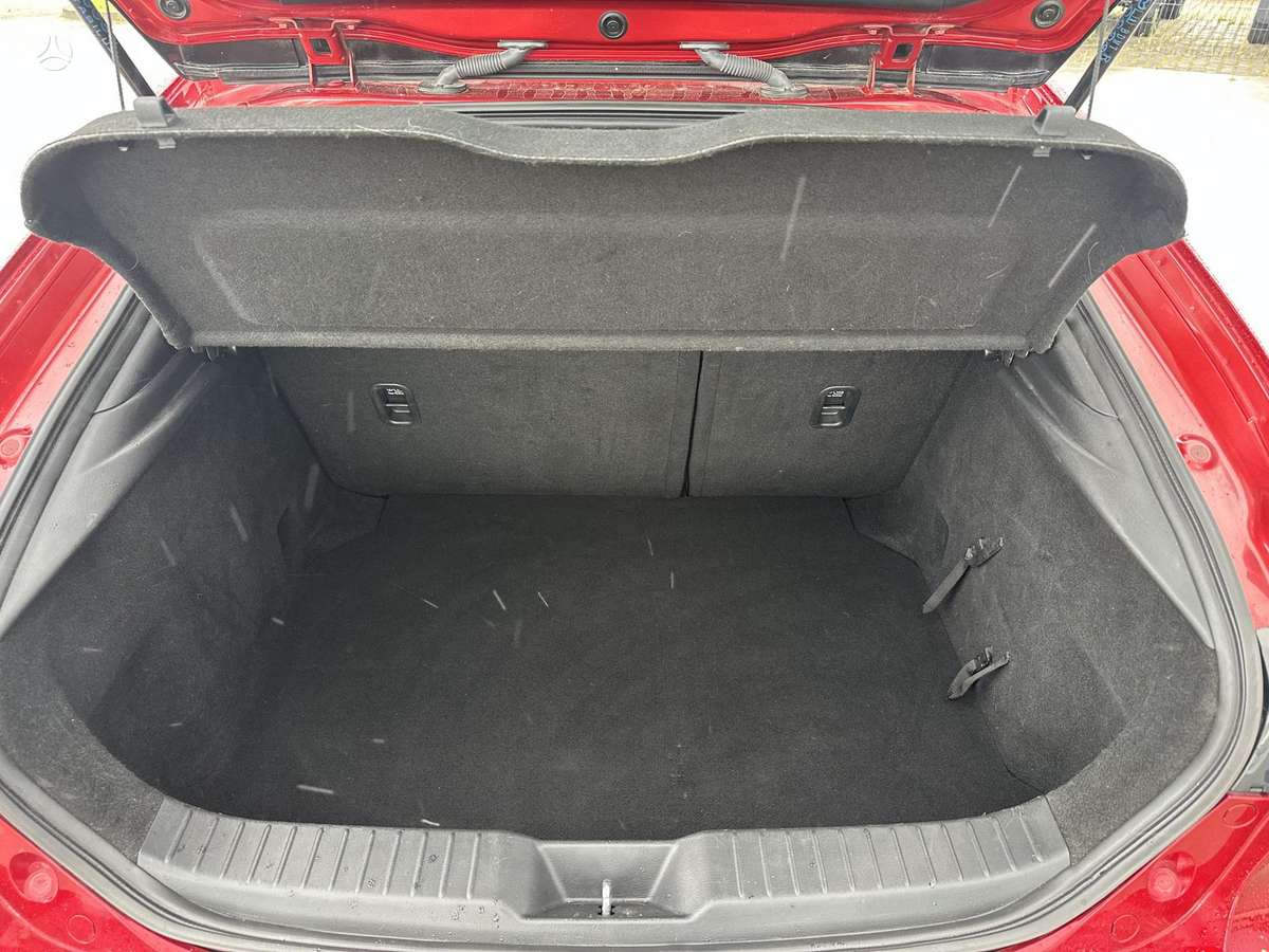 Mazda 3, 2.0 l., off-road / crossover