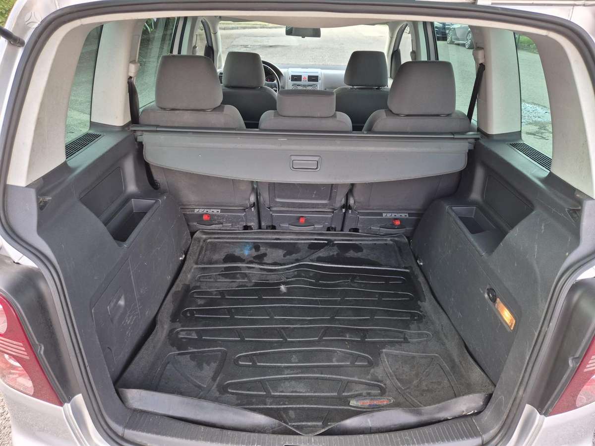 Volkswagen Touran - 1