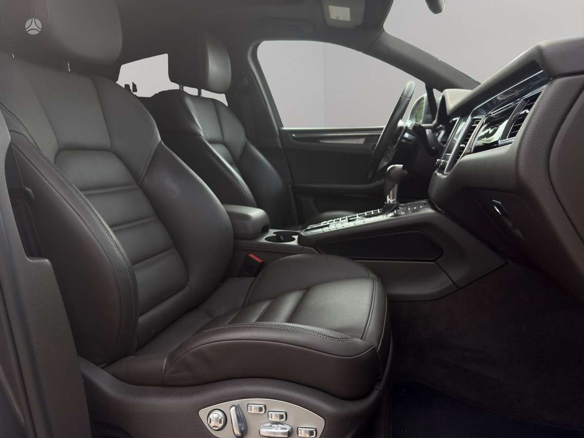 Porsche Macan, 2.0 l., off-road / crossover