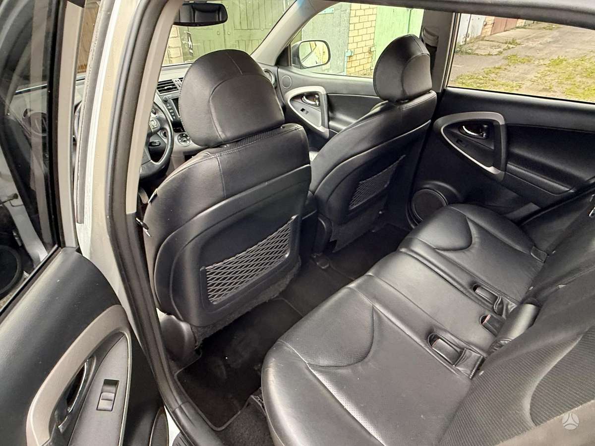 Toyota RAV4 - 8