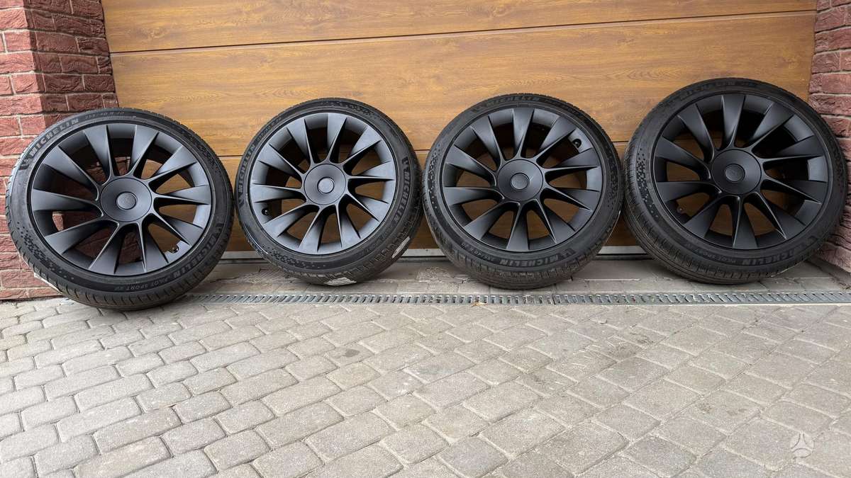 TESLA Model Y, lengvojo lydinio, R20