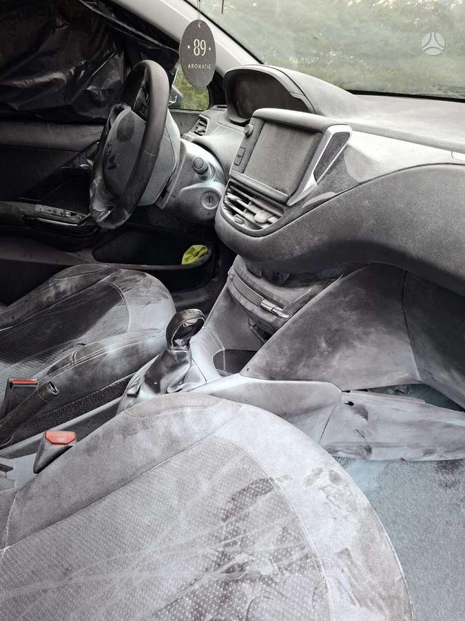 Peugeot 208 - 5
