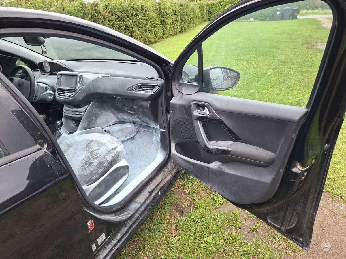 Peugeot 208 - 6