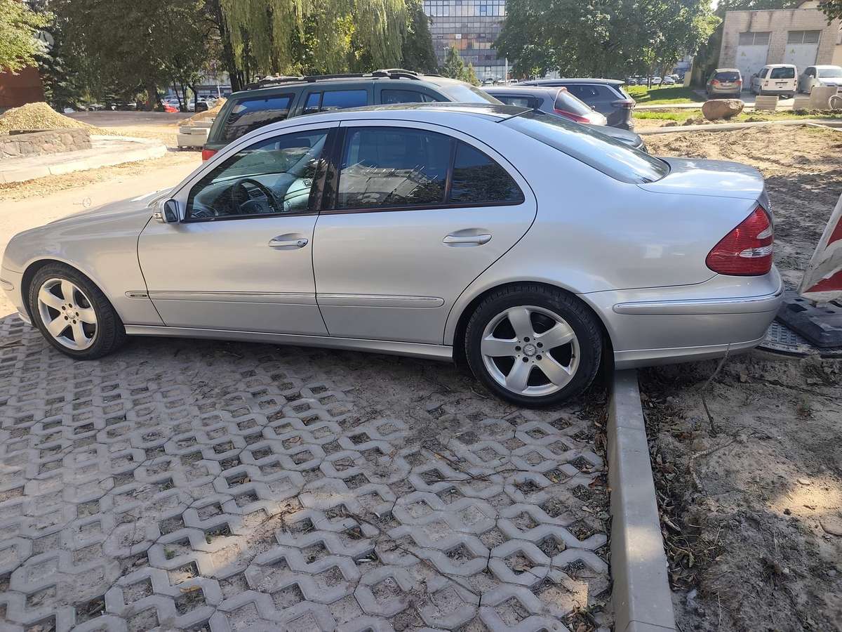 Mercedes-Benz E320, 3.2 l., Седан