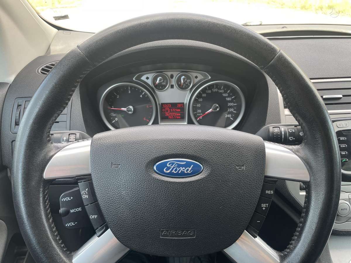Ford Kuga - 12