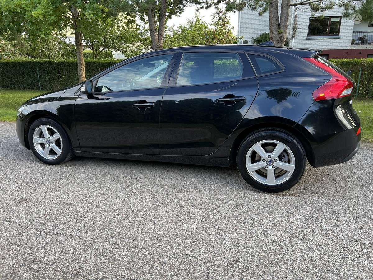 Volvo V40, 1.6 l., hatchback