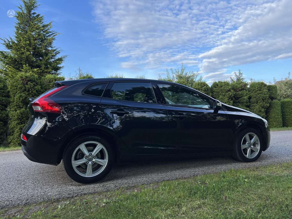Volvo V40, 1.6 l., hatchback
