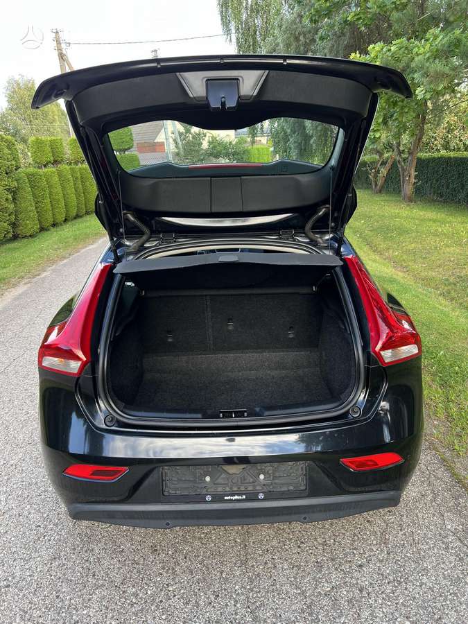 Volvo V40, 1.6 l., hatchback