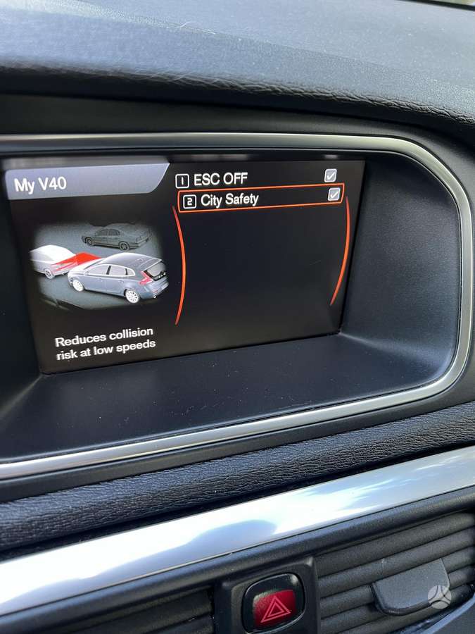 Volvo V40, 1.6 l., hatchback