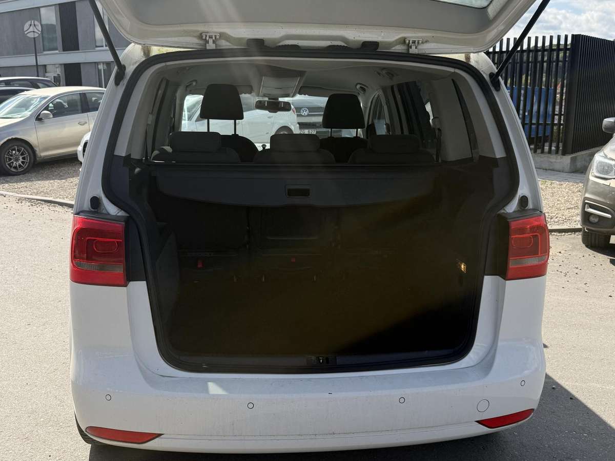 Volkswagen Touran - 11