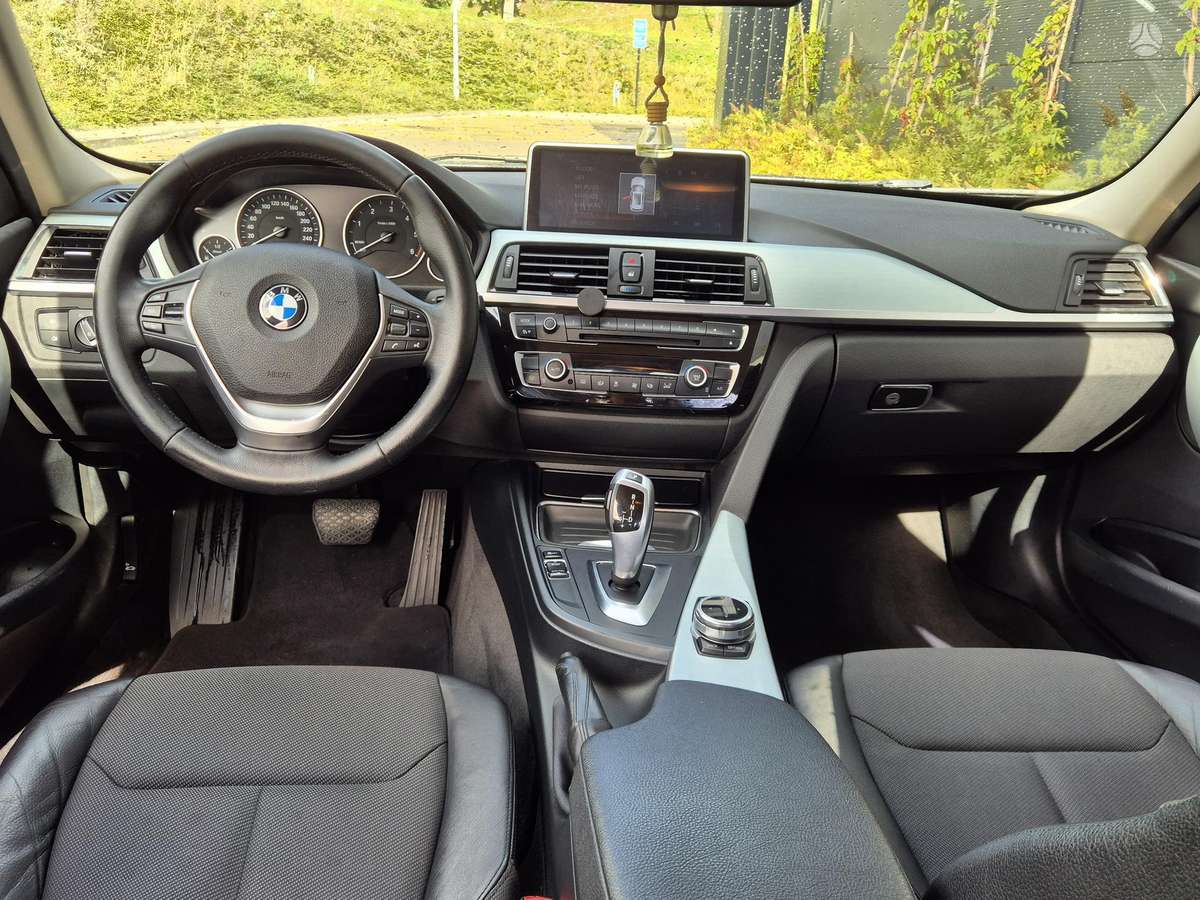 BMW 320, 2.0 l., saloon / sedan