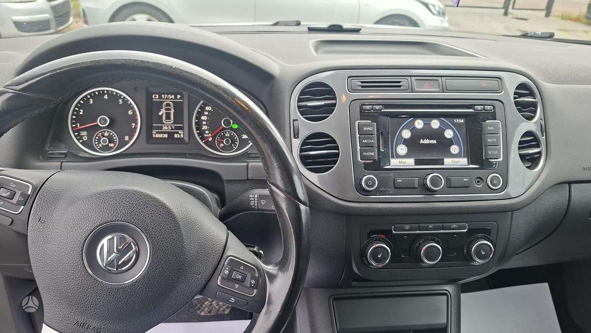 Volkswagen Tiguan - 12