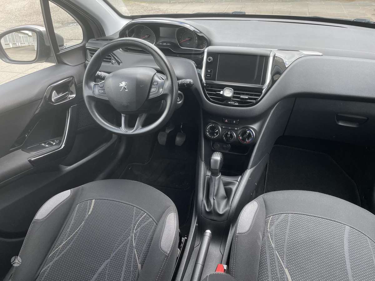 Peugeot 208 - 8