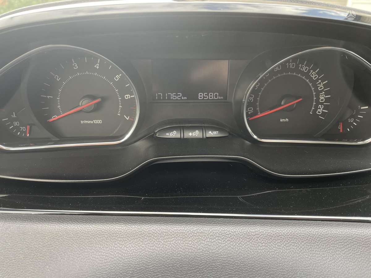 Peugeot 208 - 12