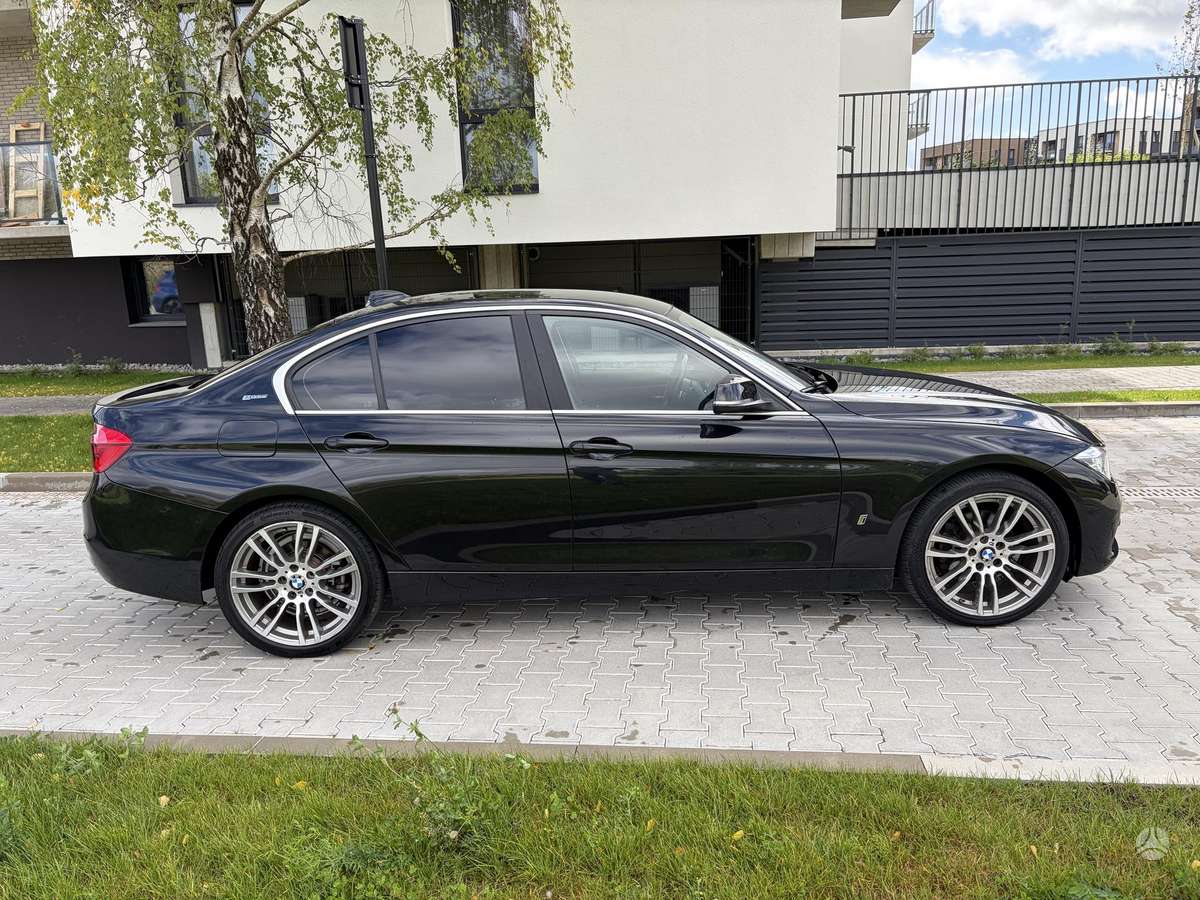 BMW 330, Седан
