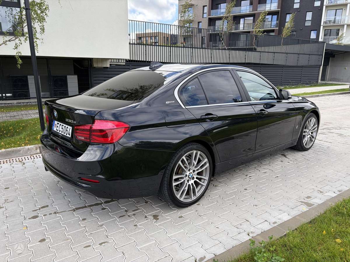 BMW 330, Седан