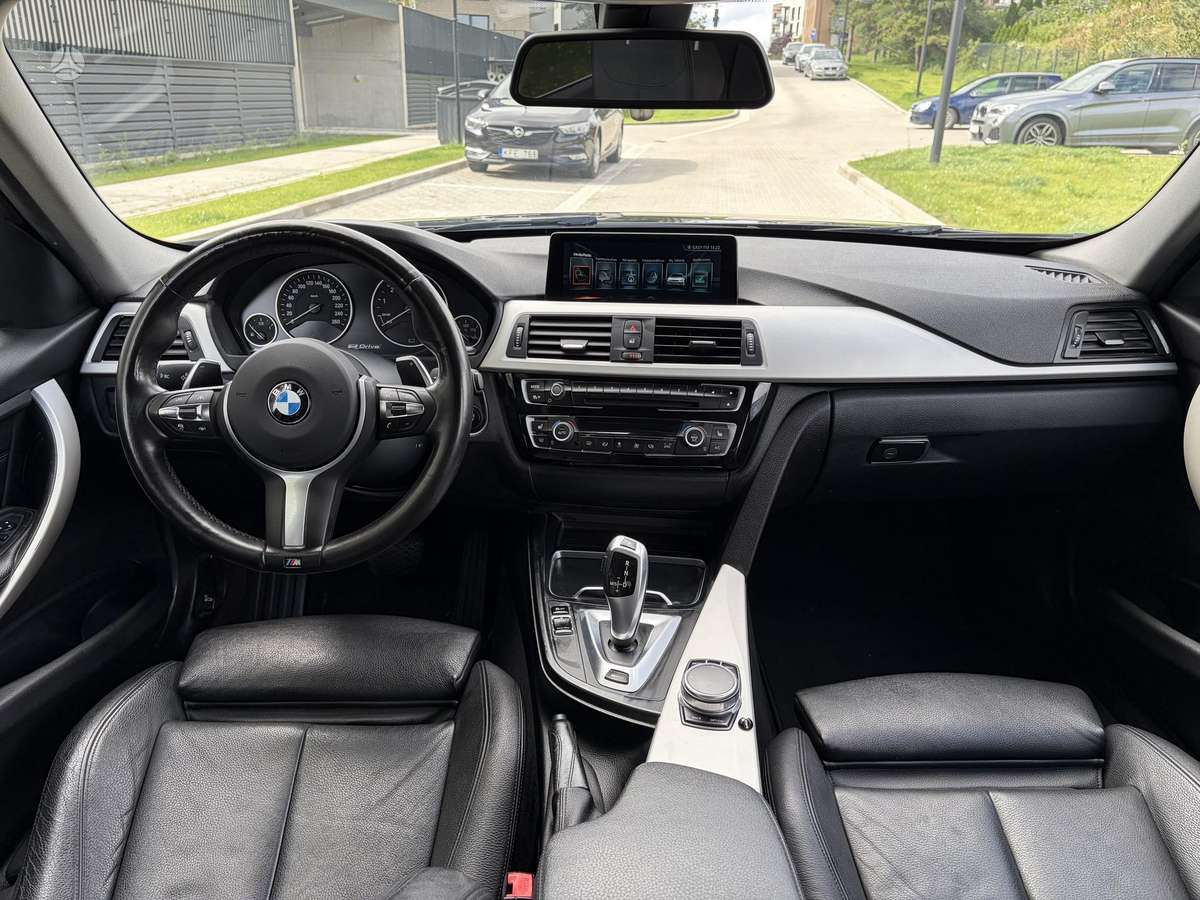 BMW 330, Седан