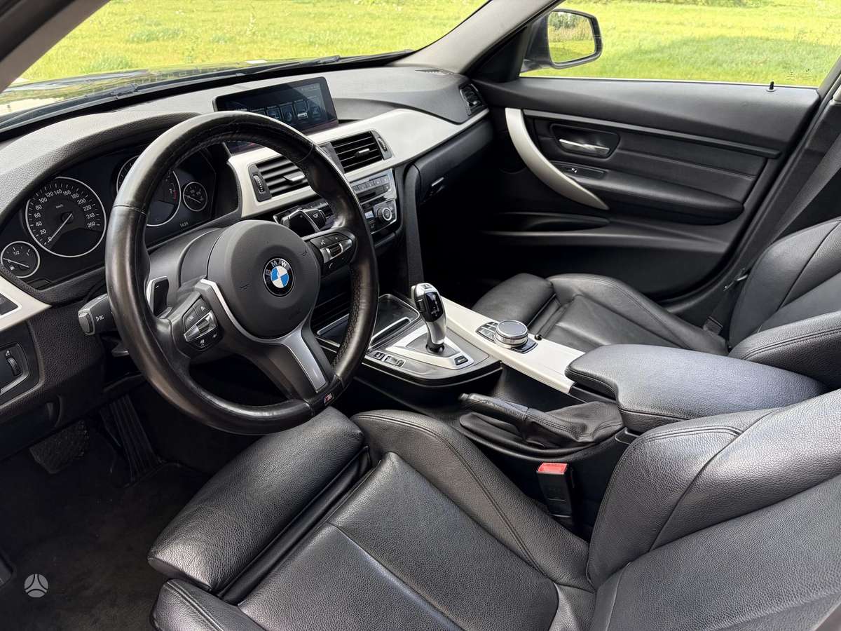 BMW 330, Седан