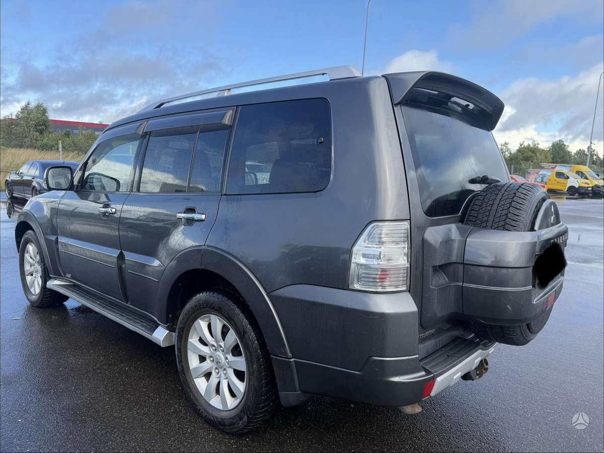 Mitsubishi Pajero, off-road / crossover