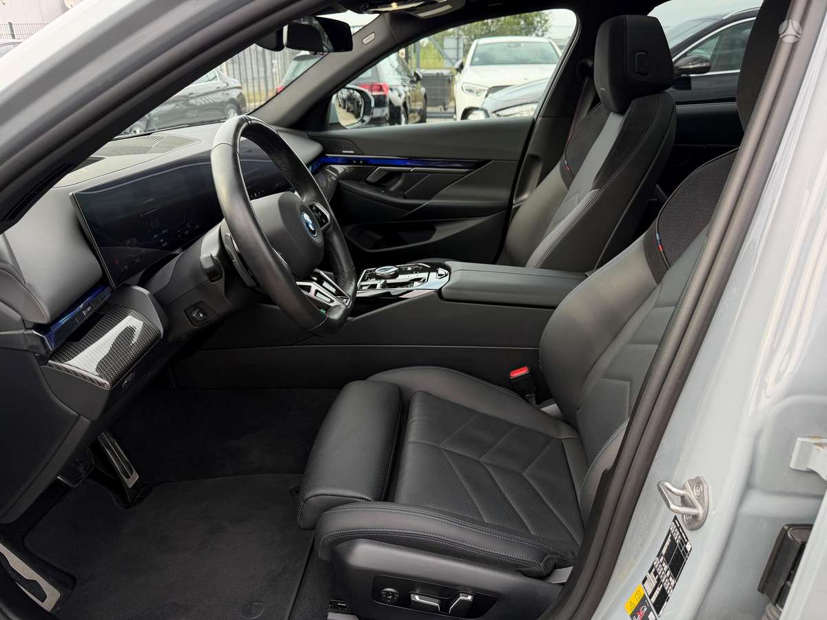 BMW i5, Седан