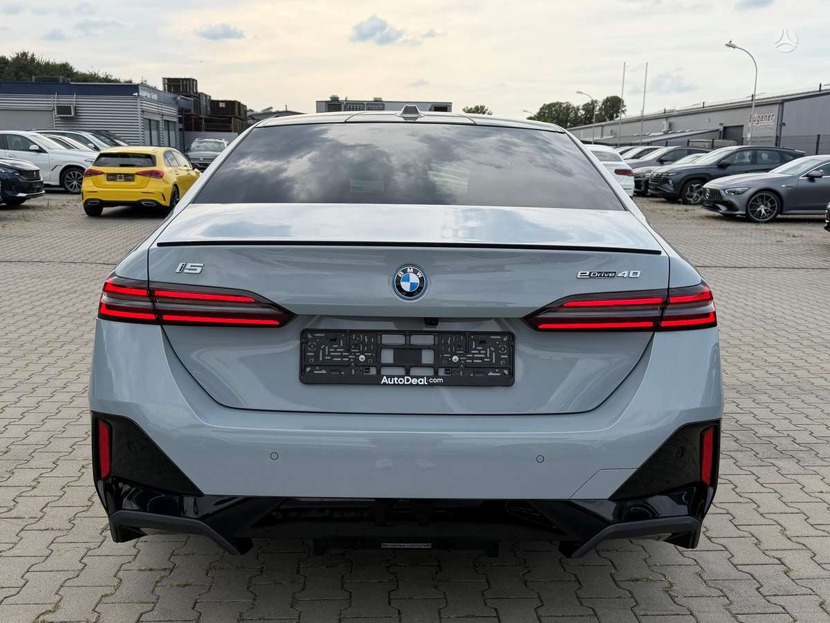 BMW i5, Седан