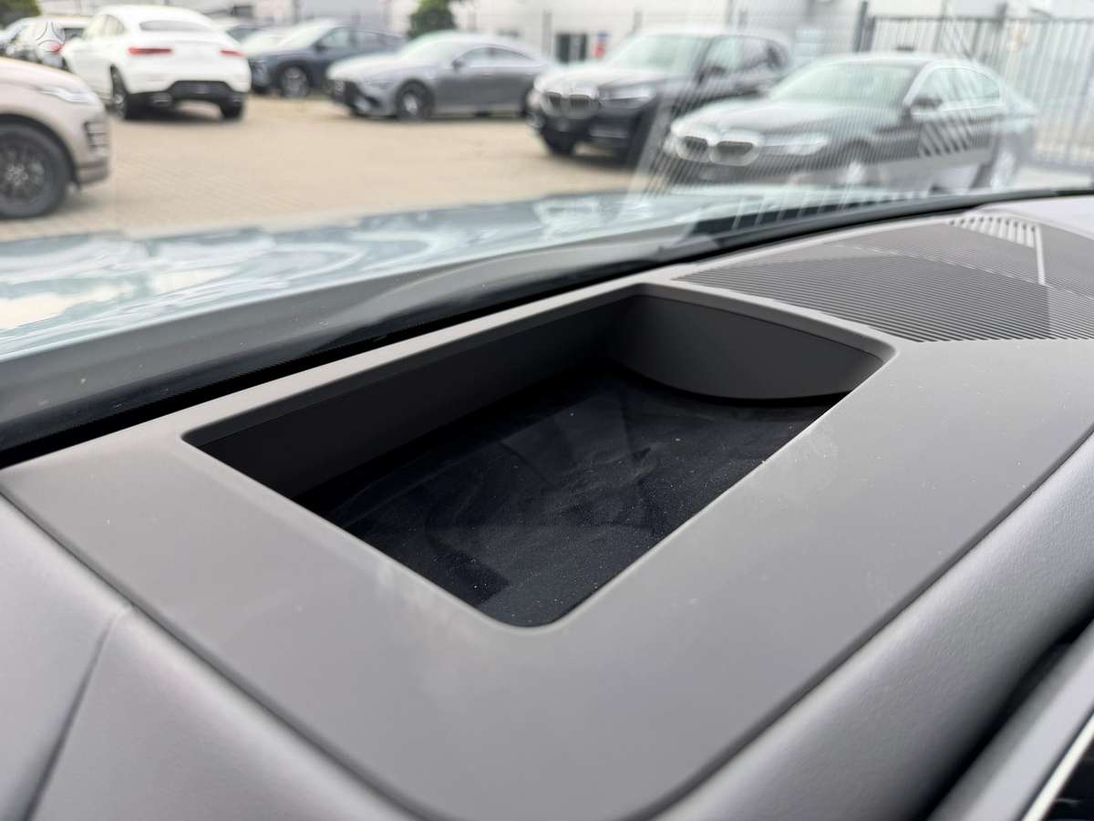 BMW i5, Седан