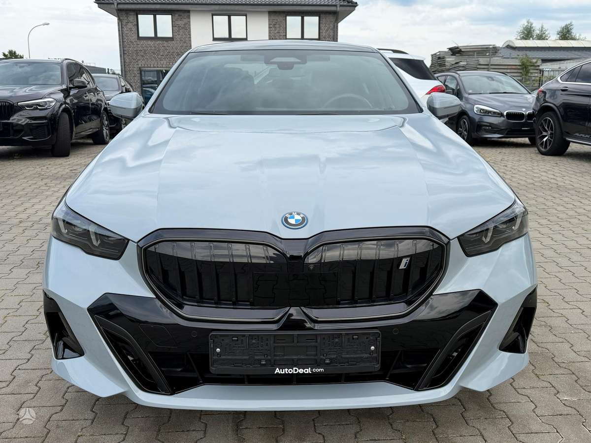 BMW i5, Седан