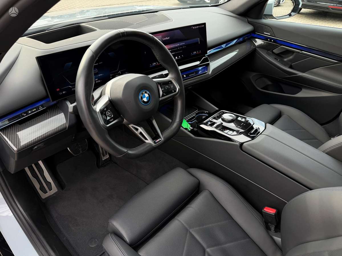 BMW i5, Седан