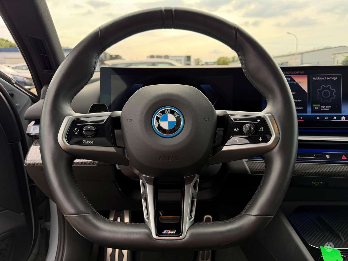BMW i5, Седан