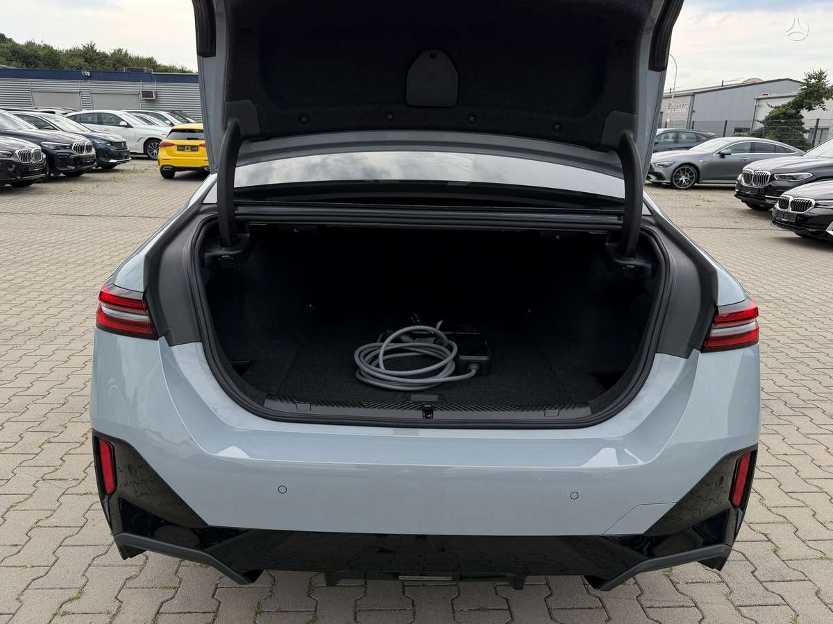 BMW i5, sedanas