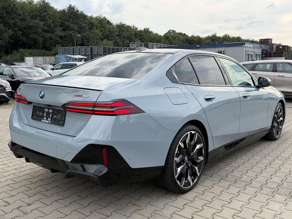 BMW i5, Седан