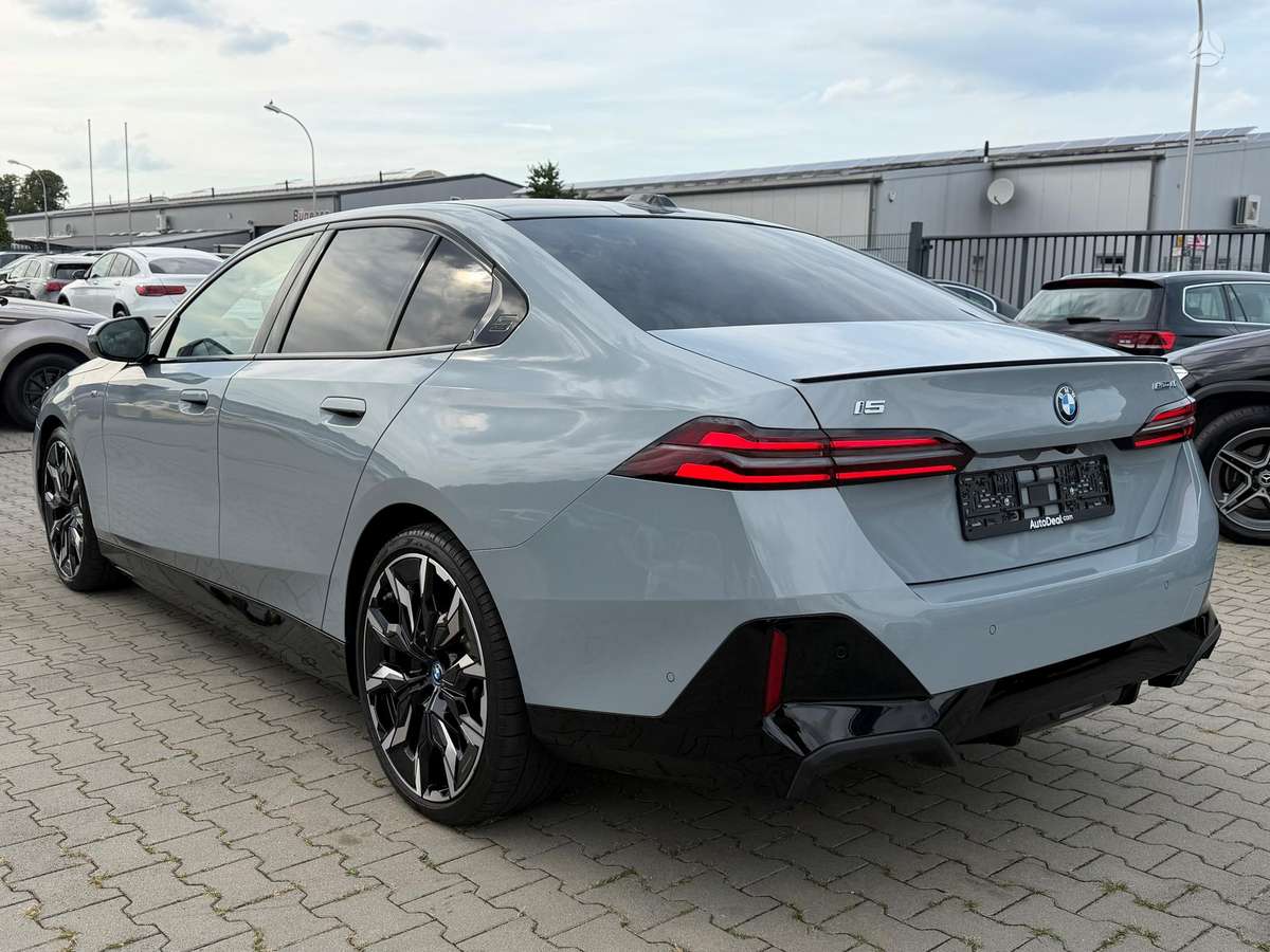 BMW i5, sedanas