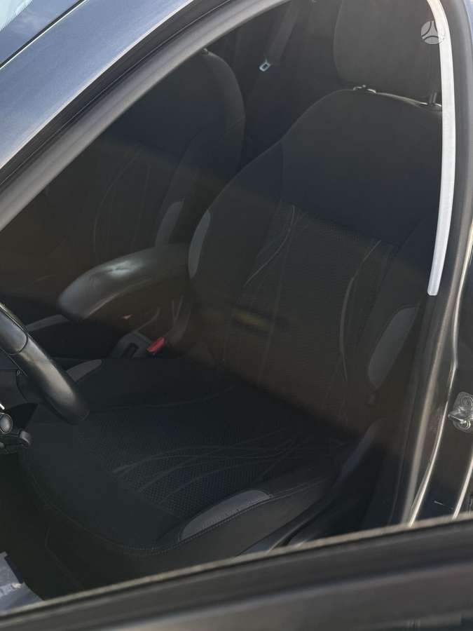 Peugeot 208 - 8