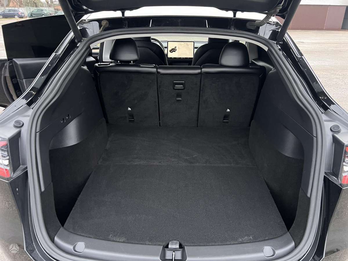Tesla Model Y, 82 kWh, hatchback
