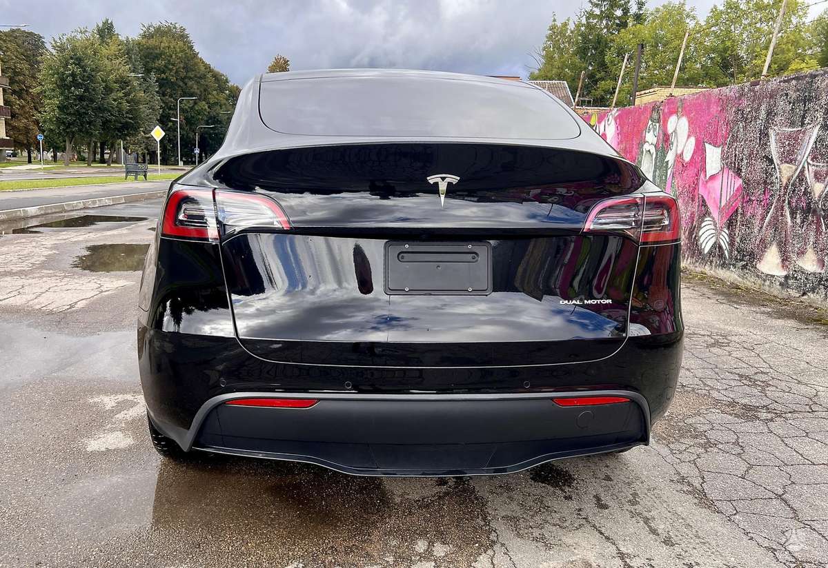 Tesla Model Y, 82 kWh, hatchback