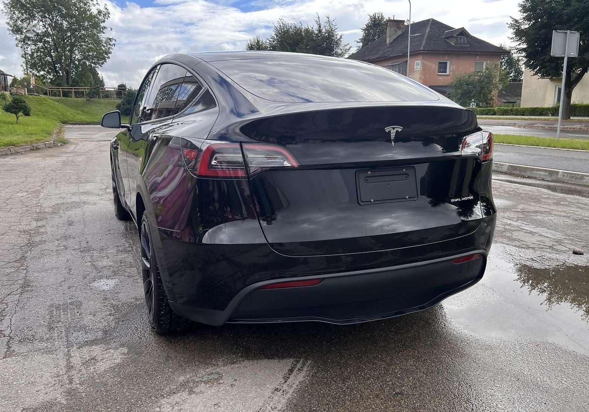 Tesla Model Y, 82 kWh, hatchback
