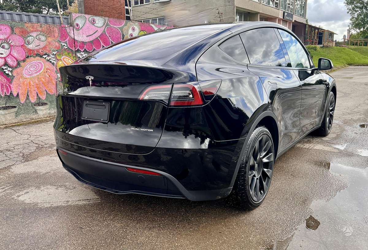 Tesla Model Y, 82 kWh, hatchback
