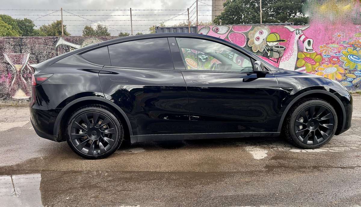 Tesla Model Y, 82 kWh, hatchback