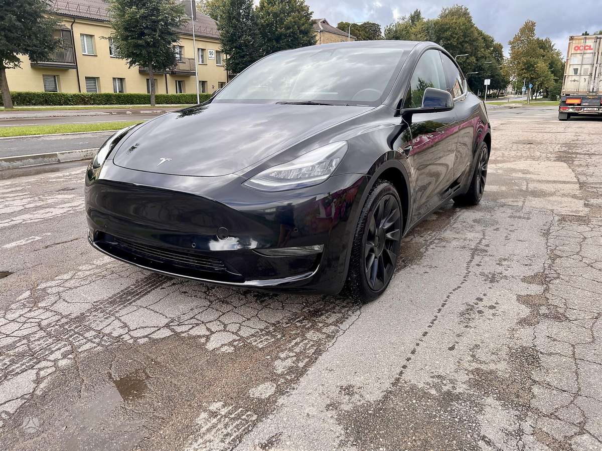 Tesla Model Y, 82 kWh, hatchback