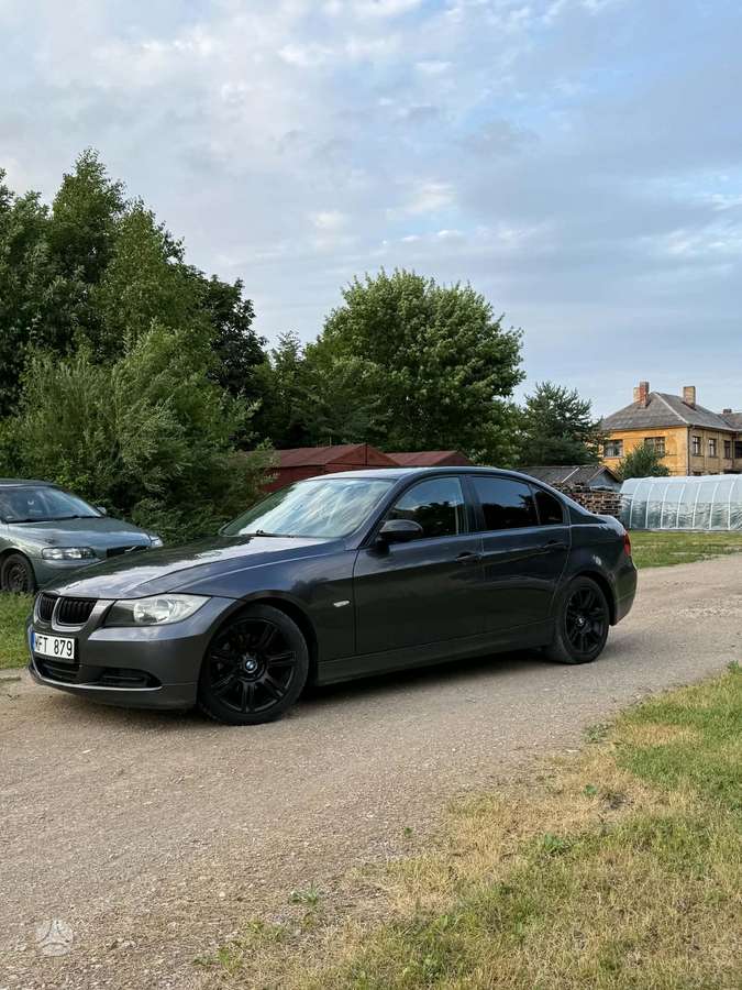 BMW 320, Седан