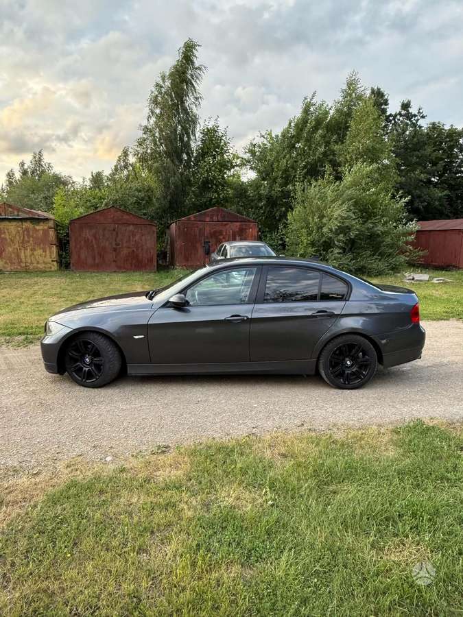 BMW 320, Седан