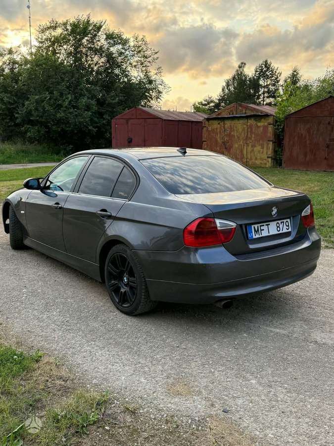 BMW 320, Седан
