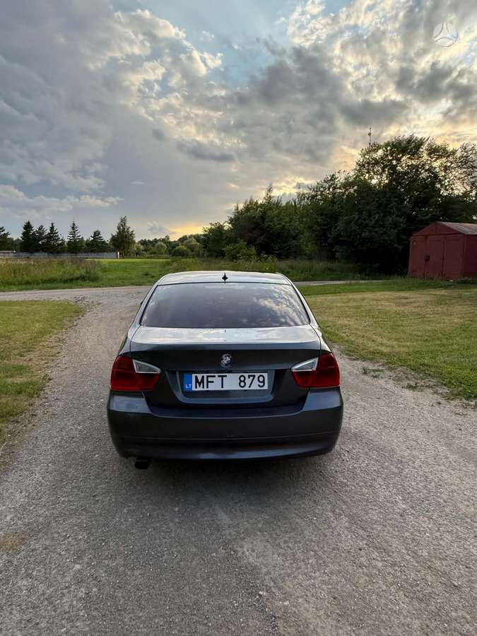 BMW 320, Седан